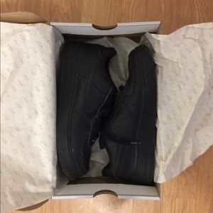 Low Black Nike Air Force 1 Gradeschool 5y